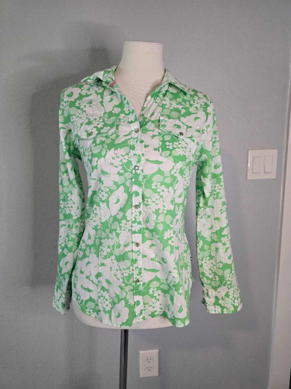Izod Snap Lightweight Button Down Shirt